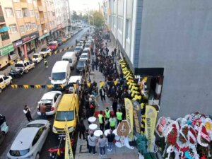 kartaldaki magaza acilisinda indirim kusturmasi BnwWK3p6.jpg